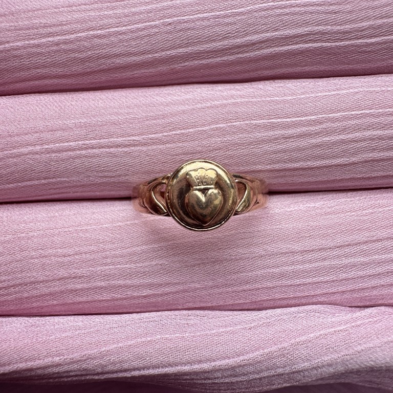 9ct Gold Round Claddagh Ring - Image 3