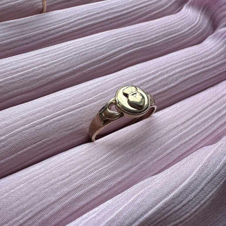 9ct Gold Round Claddagh Ring