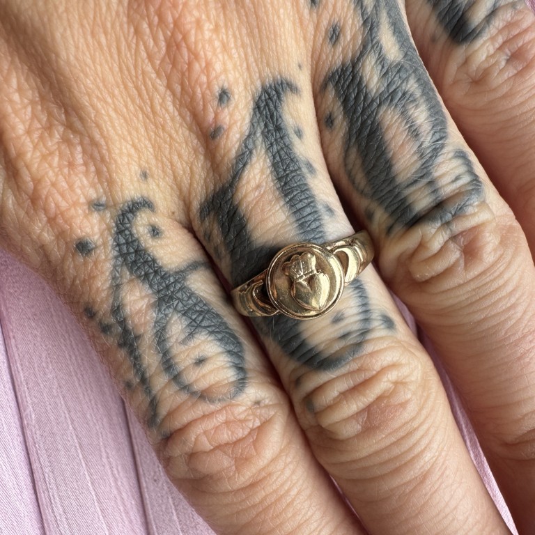 9ct Gold Round Claddagh Ring - Image 4