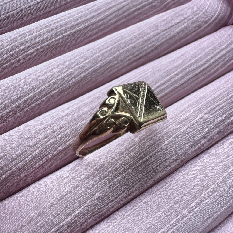 9ct Gold Diamond-Cut Signet Ring - Image 2