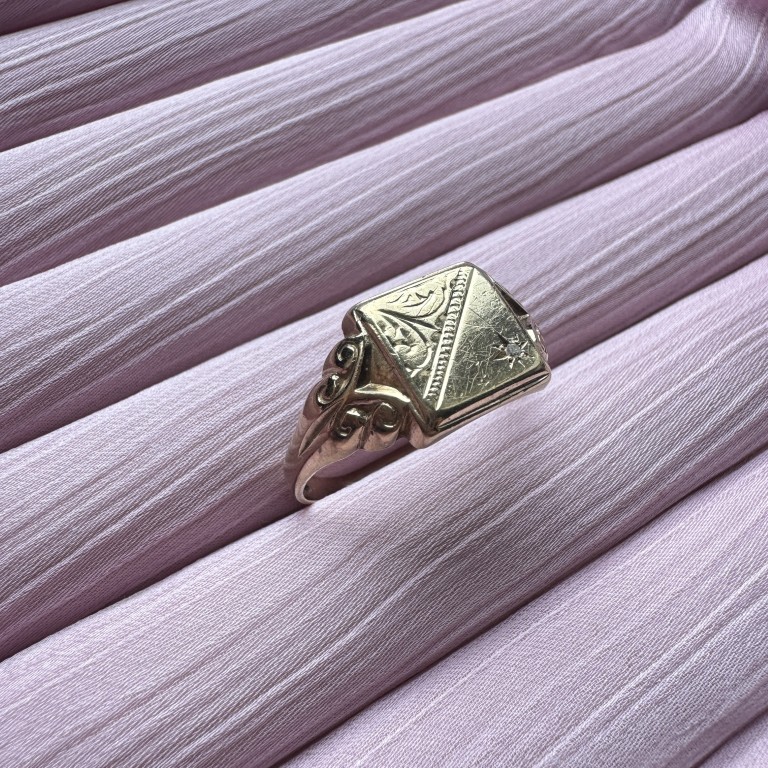 9ct Gold Diamond-Cut Signet Ring - Image 4