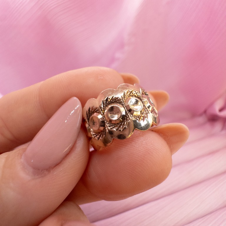 9ct Gold Engraved Wide Band Ring - Image 3