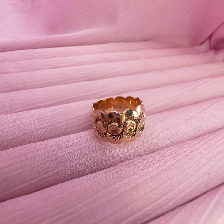 9ct Gold Engraved Wide Band Ring - Image 4