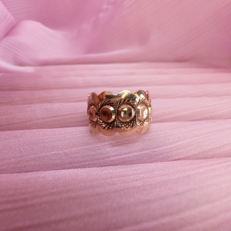 9ct Gold Engraved Wide Band Ring - Image 5