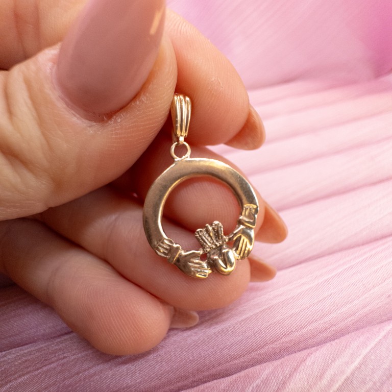 9ct Gold Irish Claddagh Pendant - Image 3