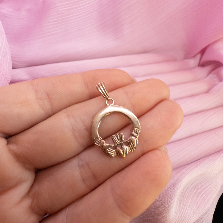 9ct Gold Irish Claddagh Pendant - Image 4