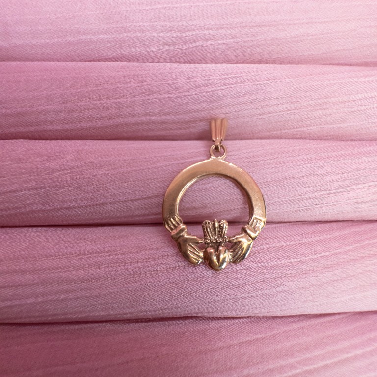 9ct Gold Irish Claddagh Pendant - Image 2