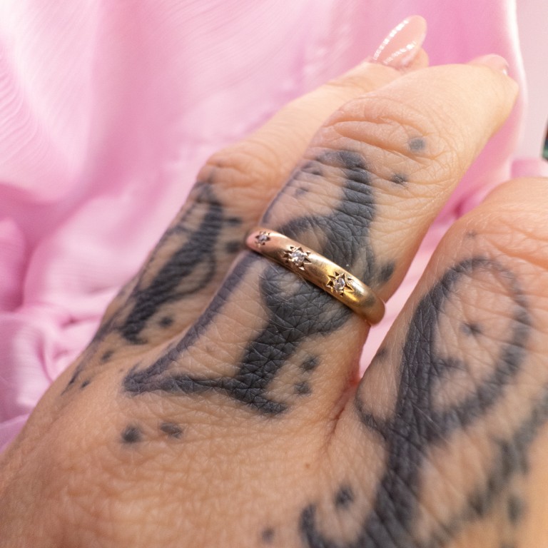 9ct Gold Three Diamond Star Set Band Ring - Image 6