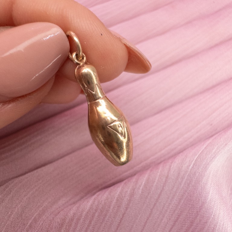 9ct Gold Bowling Pin Pendant - Image 5