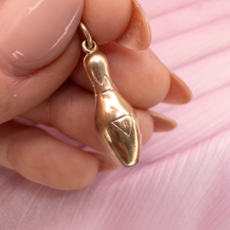 9ct Gold Bowling Pin Pendant - Image 2