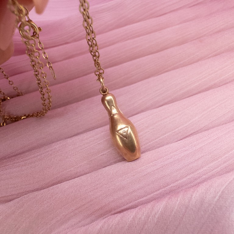 9ct Gold Bowling Pin Pendant - Image 3