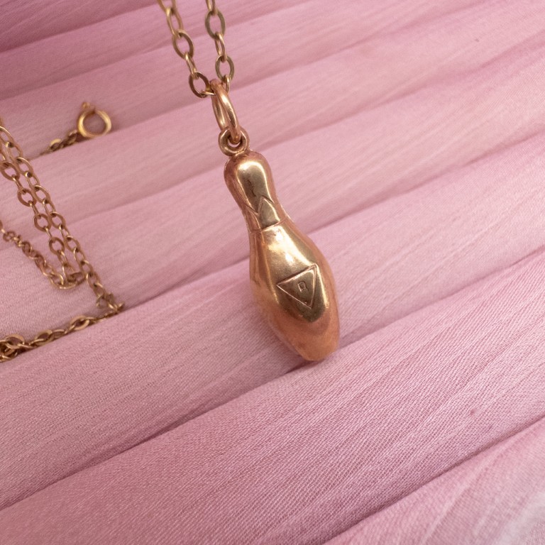 9ct Gold Bowling Pin Pendant - Image 6